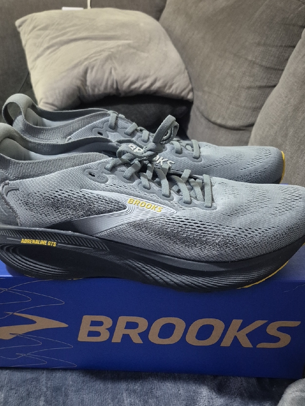 Brooks Adrenaline GTS 25 Men’s Size 11.5 Gray Yellow Running Shoes NWT